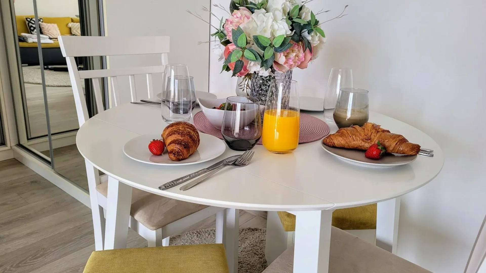 Stylish City Escape, Fireplace, Sunset Views 부쿠레슈티 0*,  루마니아