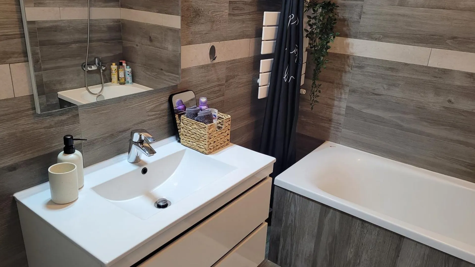 Stylish City Escape, Fireplace, Sunset Views 부쿠레슈티 0*,
