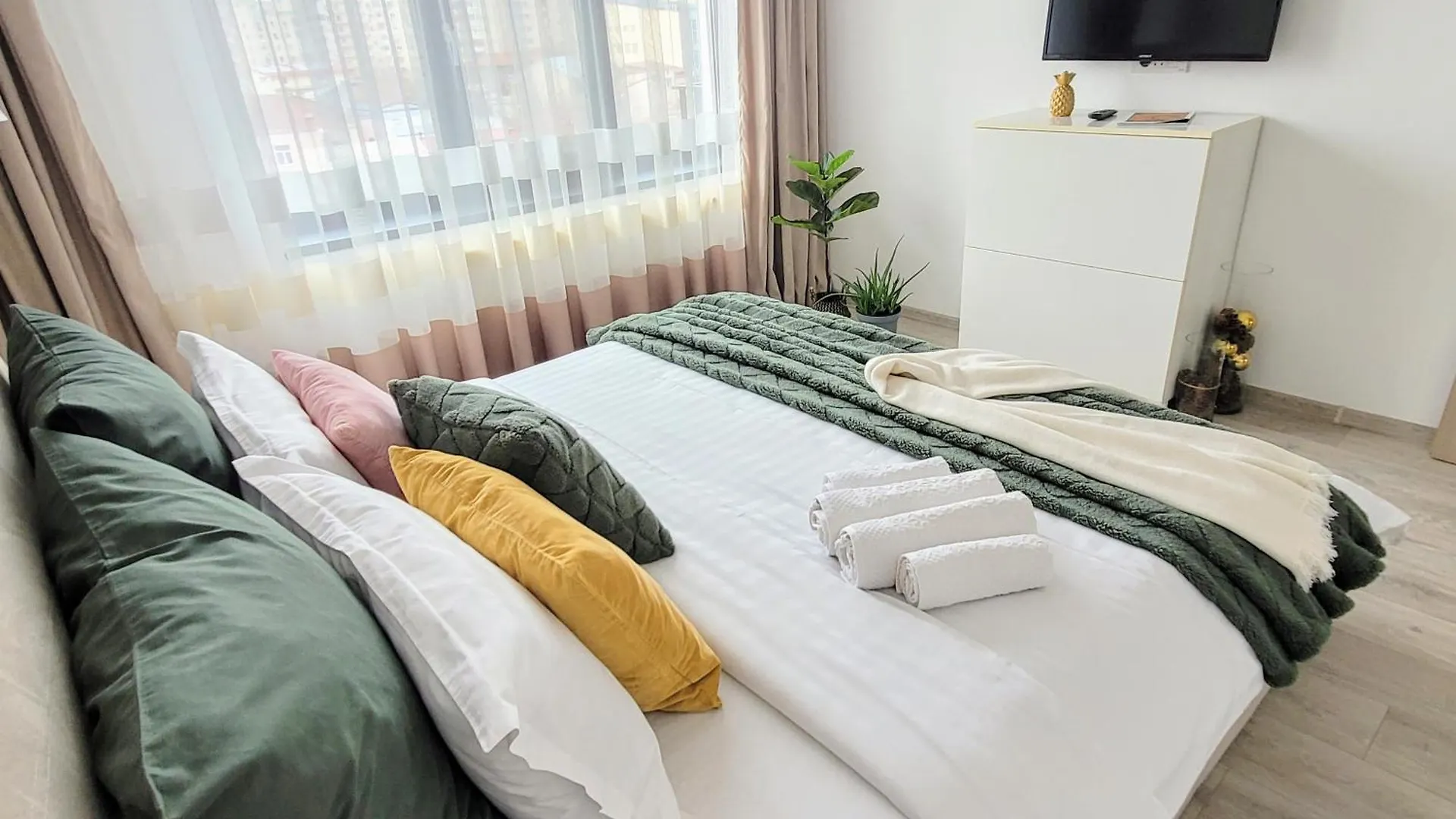 Stylish City Escape, Fireplace, Sunset Views 부쿠레슈티 루마니아