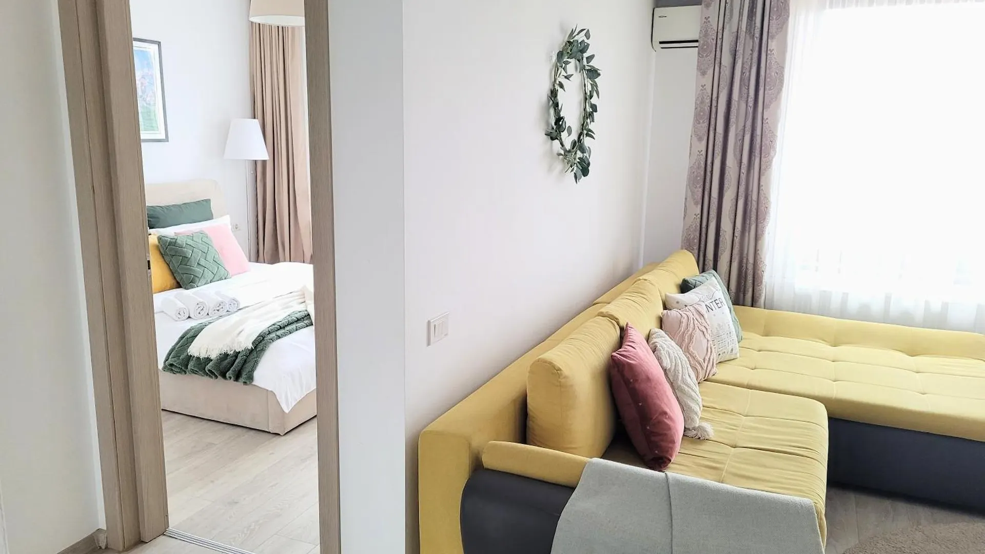 Stylish City Escape, Fireplace, Sunset Views 부쿠레슈티 아파트