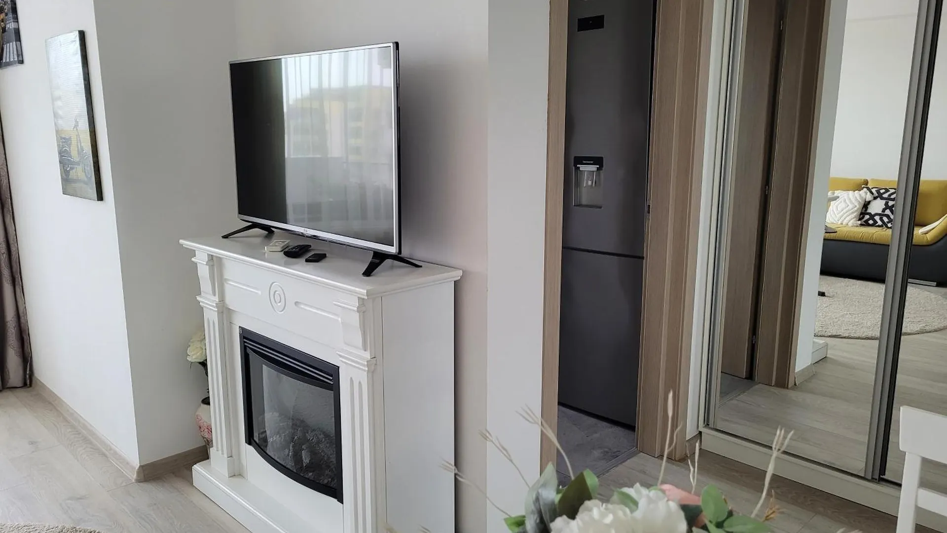 Stylish City Escape, Fireplace, Sunset Views Bucharest Apartment