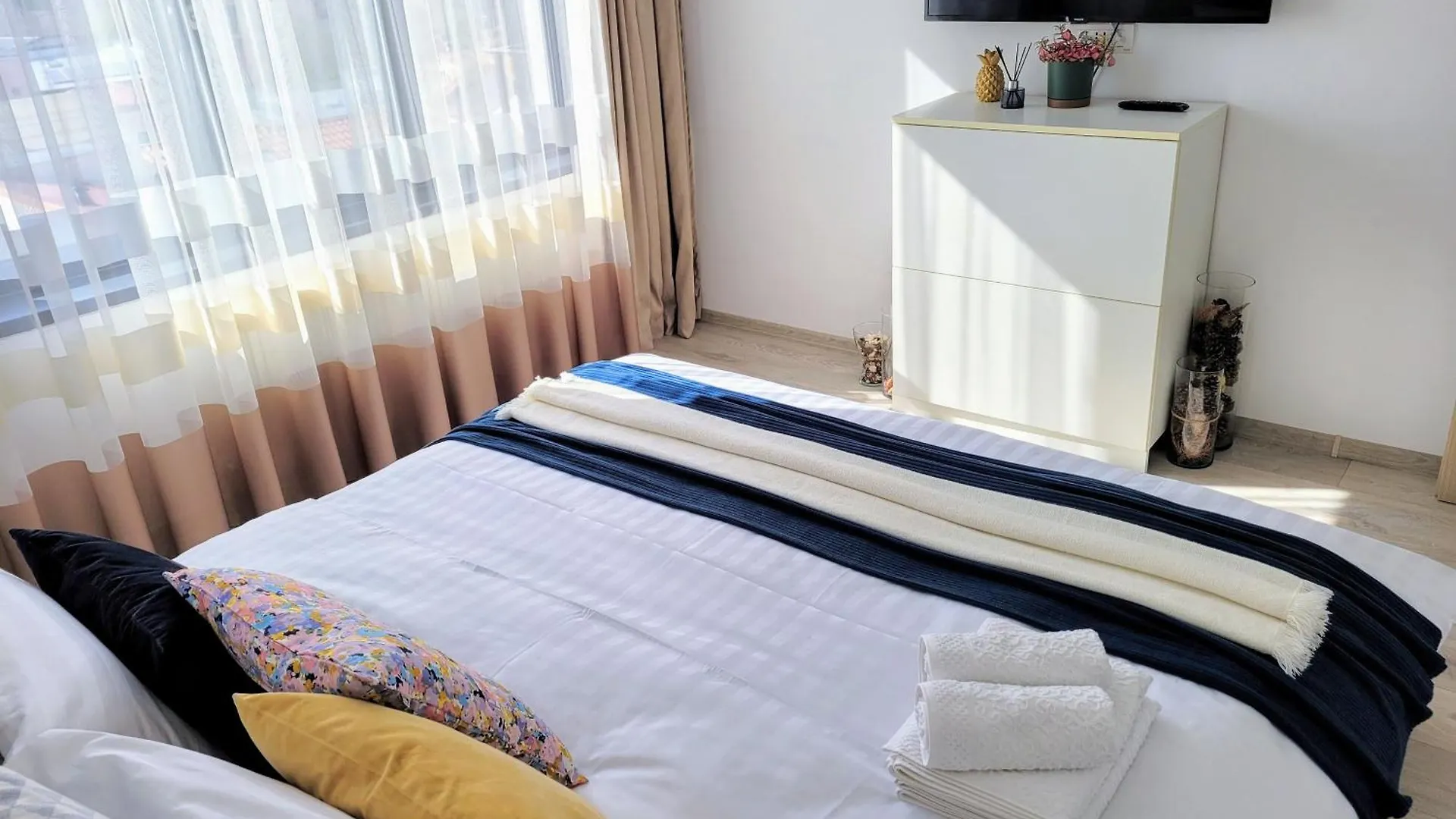 Apartment Stylish City Escape, Fireplace, Sunset Views Bucharest