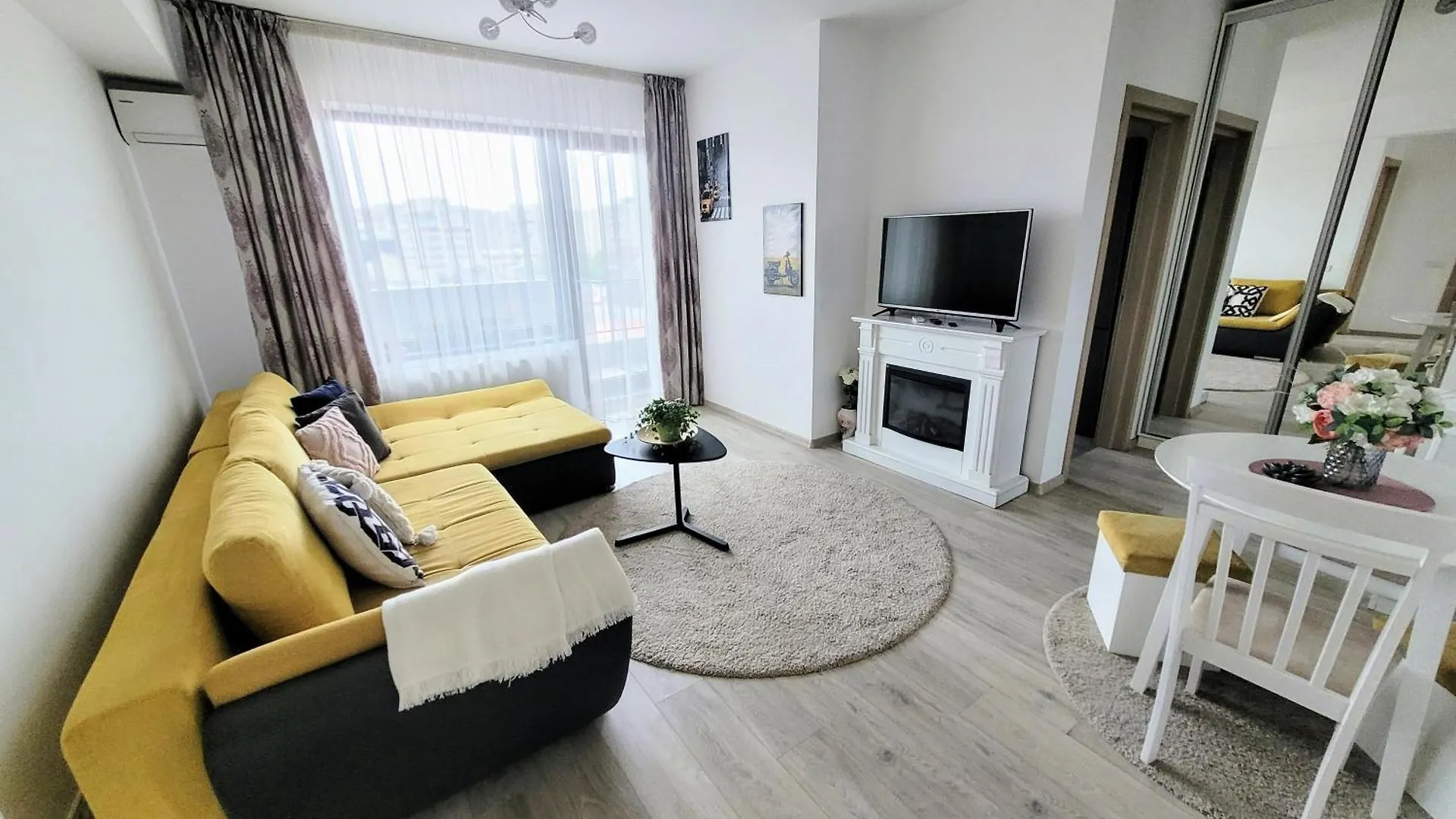 Stylish City Escape, Fireplace, Sunset Views Bucharest Apartment