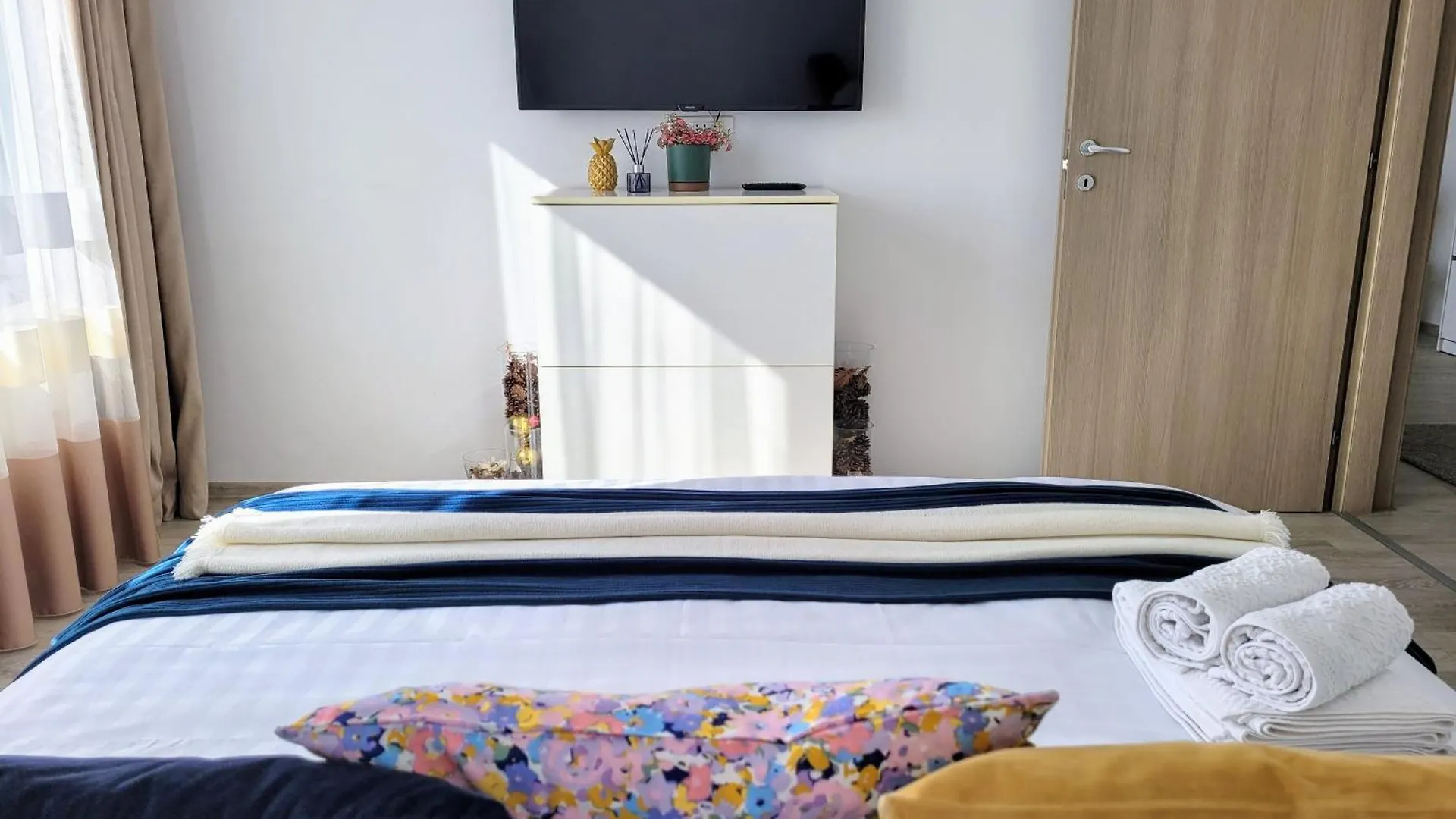 Stylish City Escape, Fireplace, Sunset Views Bucharest Romania