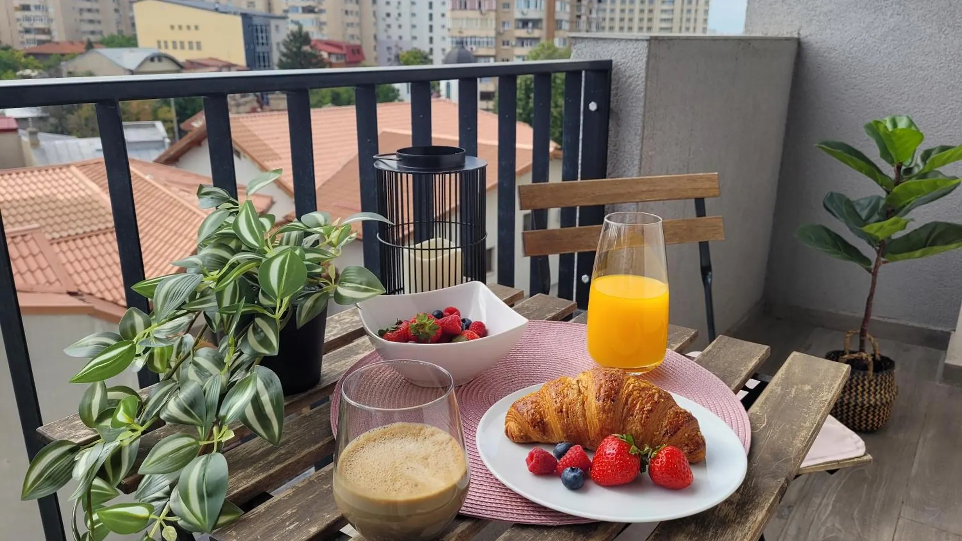 Stylish City Escape, Fireplace, Sunset Views Bucharest Apartment