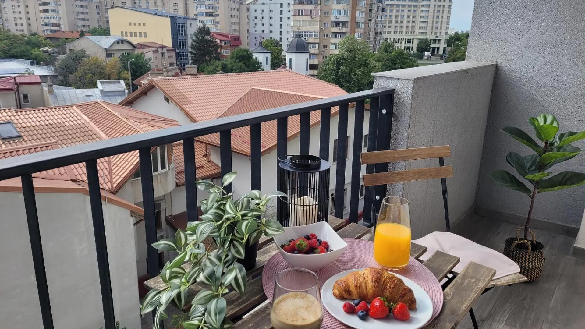Stylish City Escape, Fireplace, Sunset Views Bucharest