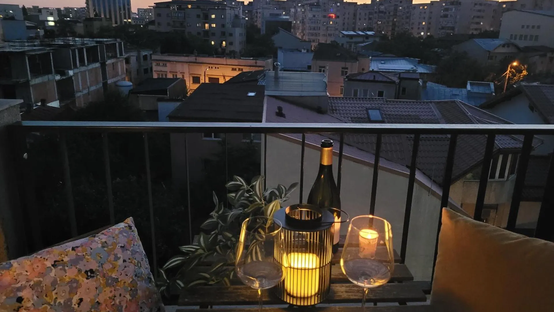 Apartment Stylish City Escape, Fireplace, Sunset Views Bucharest