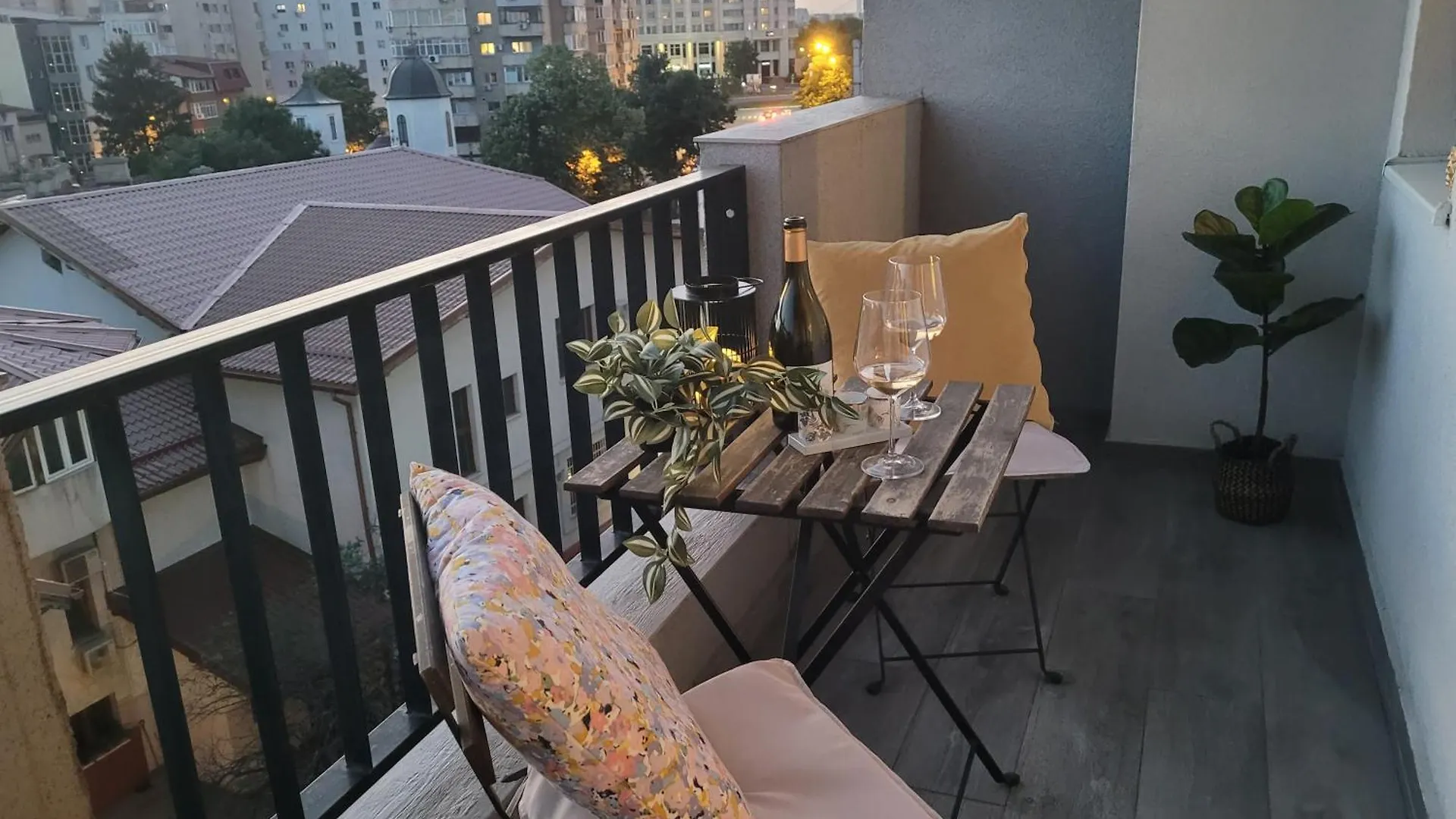 Stylish City Escape, Fireplace, Sunset Views Bucharest Romania