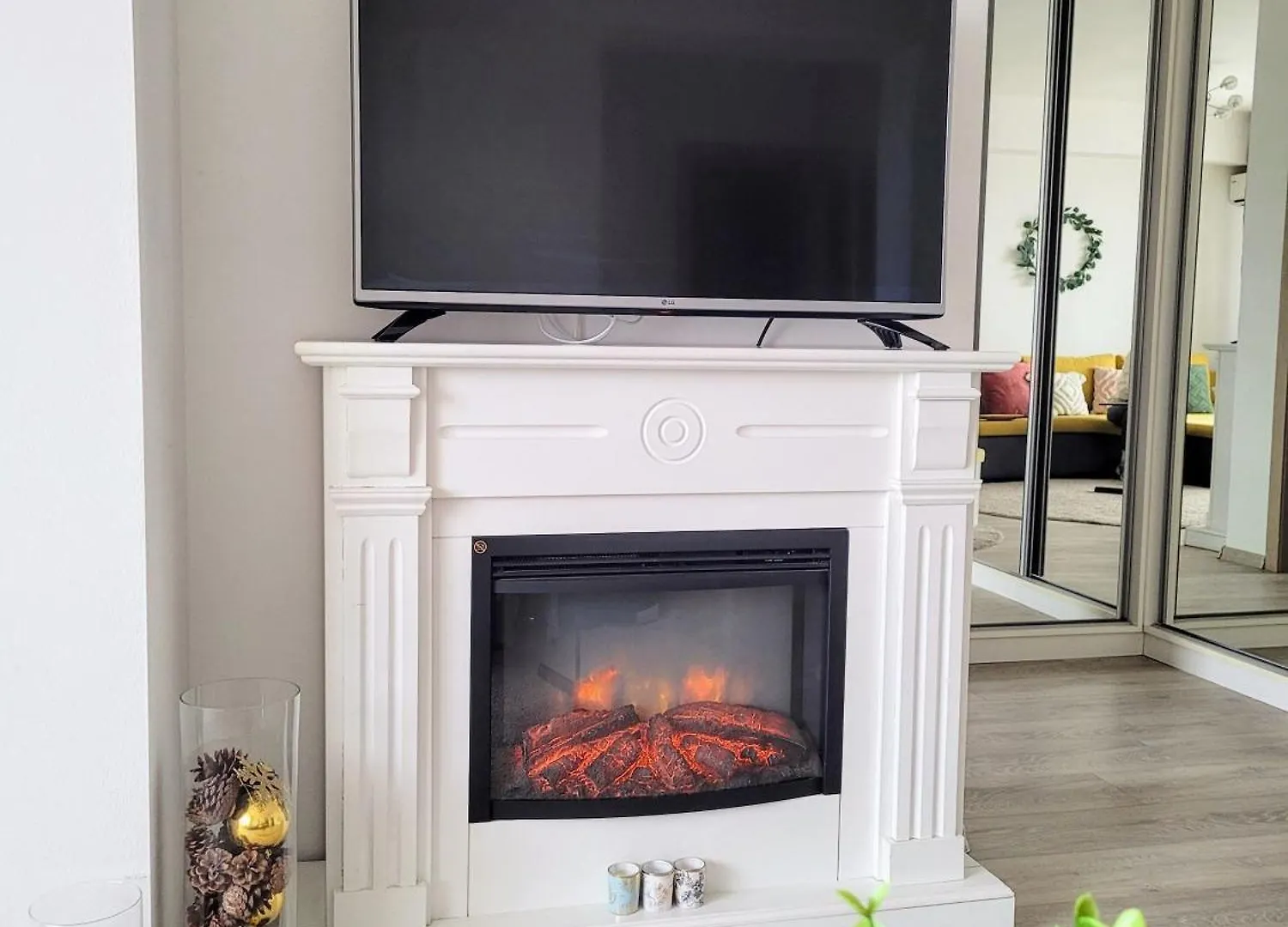 Stylish City Escape, Fireplace, Sunset Views Bucharest Apartment